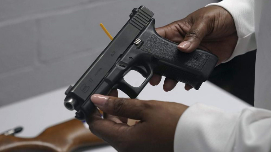 美國最高法院推翻紐約州限制民眾攜槍外出法例，指其違反美國憲法。AP圖片