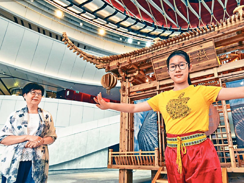 青苗粵劇團主席杜韋秀明(左)認為,小花旦黃韻嘉愛上粵劇可歸功於兒童粵劇團的培育。
