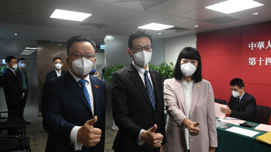 吳秋北(中)、陳曉峰(左)爭取連任港區人大代表。黄頌偉攝