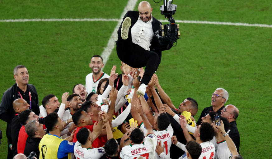 摩洛哥球員賽後拋起教練列拉古慶祝出綫。REUTERS