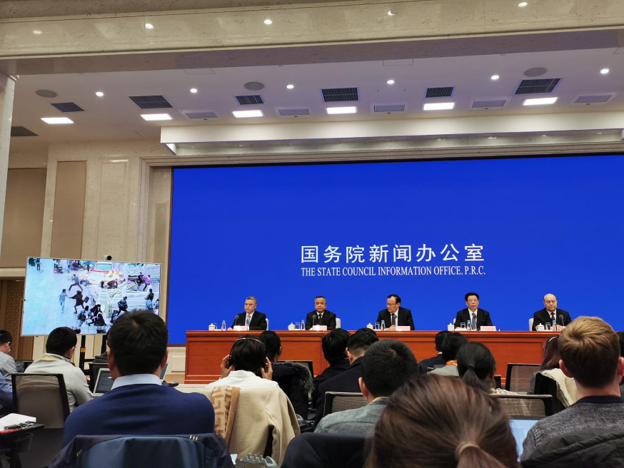新疆主席雪克來提.札克爾(中):教培中心學員已全部結業。張言天攝