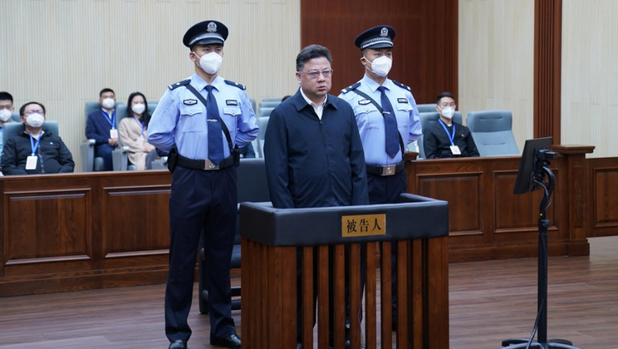 受賄操縱證券市場非法持有槍支,公安部原黨委委員、副部長孫力軍被判死緩。