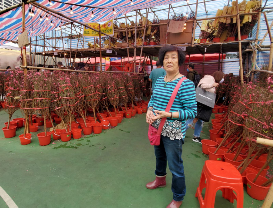 賣花的陳女士。
