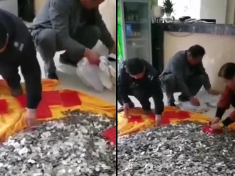 工作人員們蹲在硬幣前低著頭一枚枚撿拾點算着。(網圖)