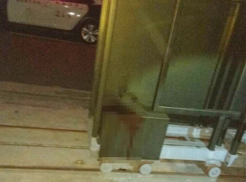 事發後,現場遺下一大灘血漬。網圖