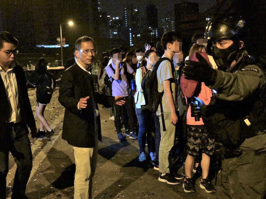 曾鈺成稱收到一名普通家長求助,因此到理大協助被困人士離開。