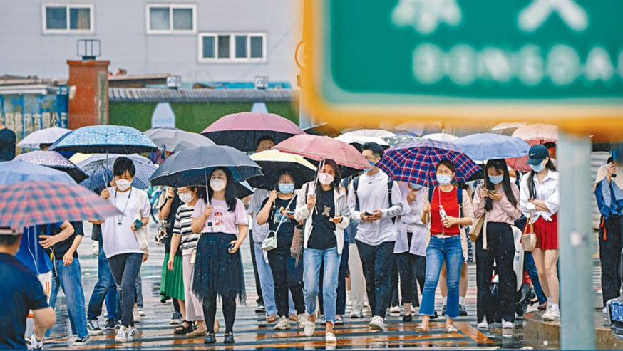 疫情衝擊內地經濟民生,圖為昨日疫情下的北京街頭。