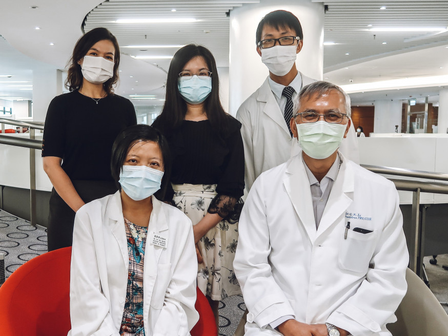研究團隊後排左起:余南瑛、官可祈、林駿炘;前排左為張彥婷,右為李志光。 中大圖片
