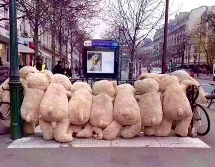 罷工期間想擠進巴黎地鐵站的熊仔。Les nounours des gobelins專頁