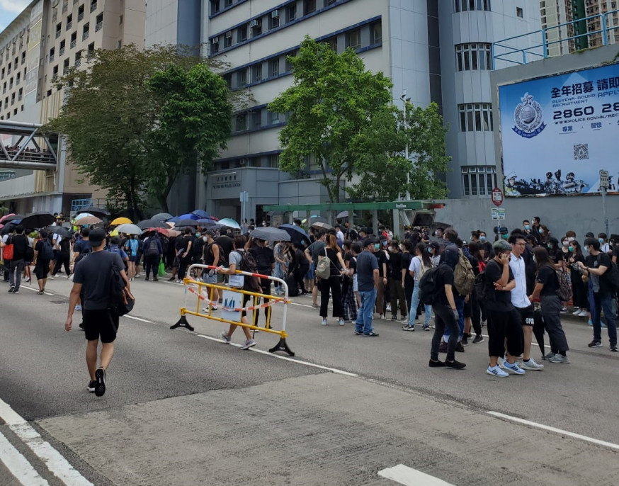 一批示威者中午在天水圍警署外聚集。