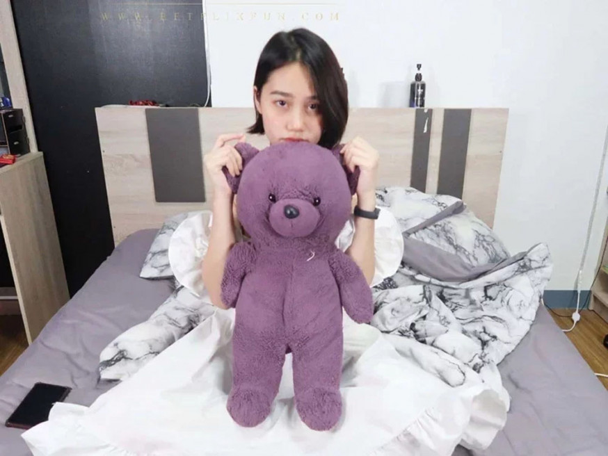 泰國19歲法律系女大生拍AV上傳網絡,聲稱3個月勁賺逾20萬元,被警方逮捕。