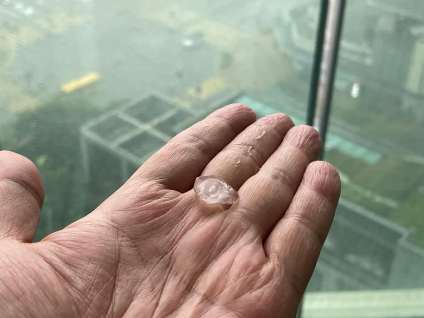 將軍澳有市民發現落雹 冰粒。網民Bei Lang Ni圖片