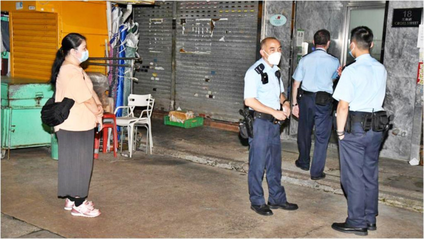 警方到場調查。(左為女事主)