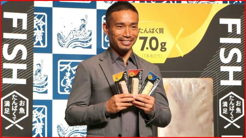 長友佑都近日出席一個商業活動,推介他的專屬魚糕。網上圖片