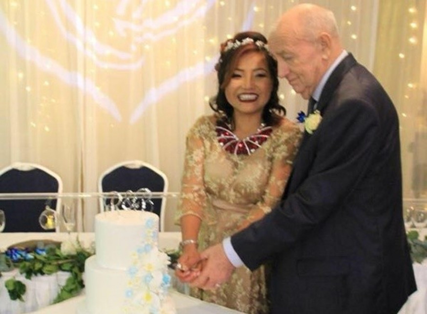 哈里森與小他23歲的泰籍看護蘭佩日久生情,於2018年結婚。(FB圖)