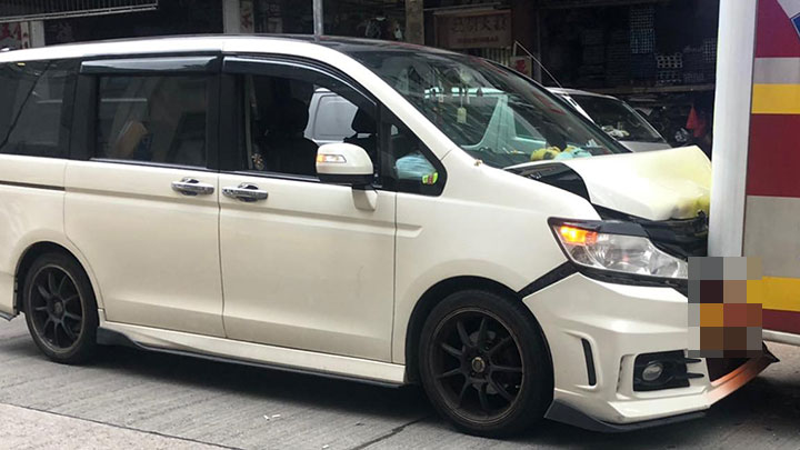 七人車車頭撞向救護車車尾。網上圖片
