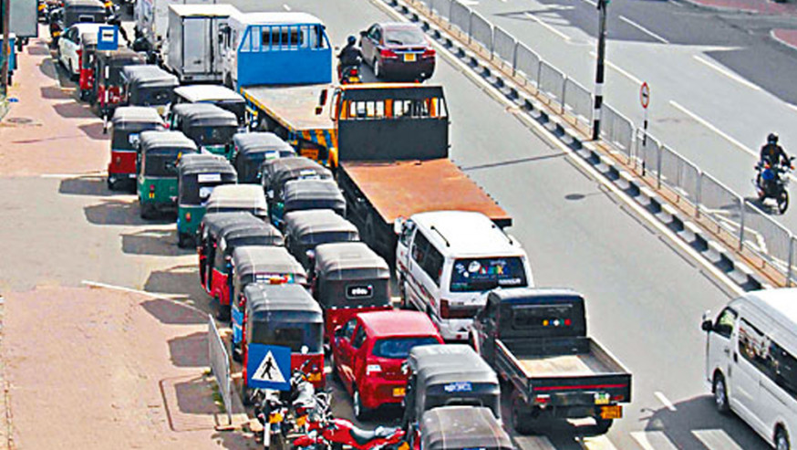 斯里蘭卡燃料庫存見底，大批車輛排隊入油。