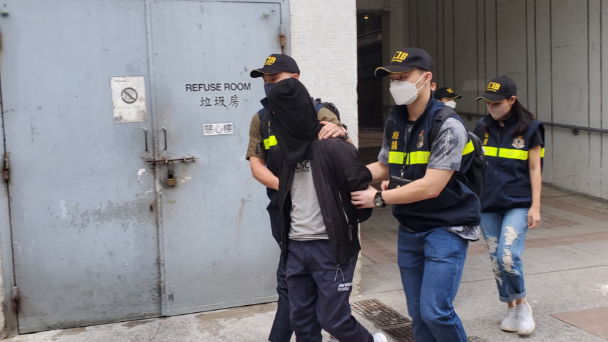 海關昨日在大圍隆亨邨拘捕一名男子涉「洗黑錢」。