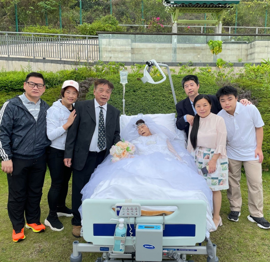 兒孫為卧床嫲嫲披嫁衣圓夢。善寧會FB圖片