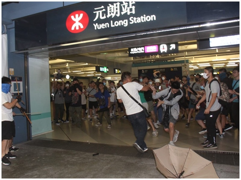 民主派要求警方交代白衣人公然施暴。網圖