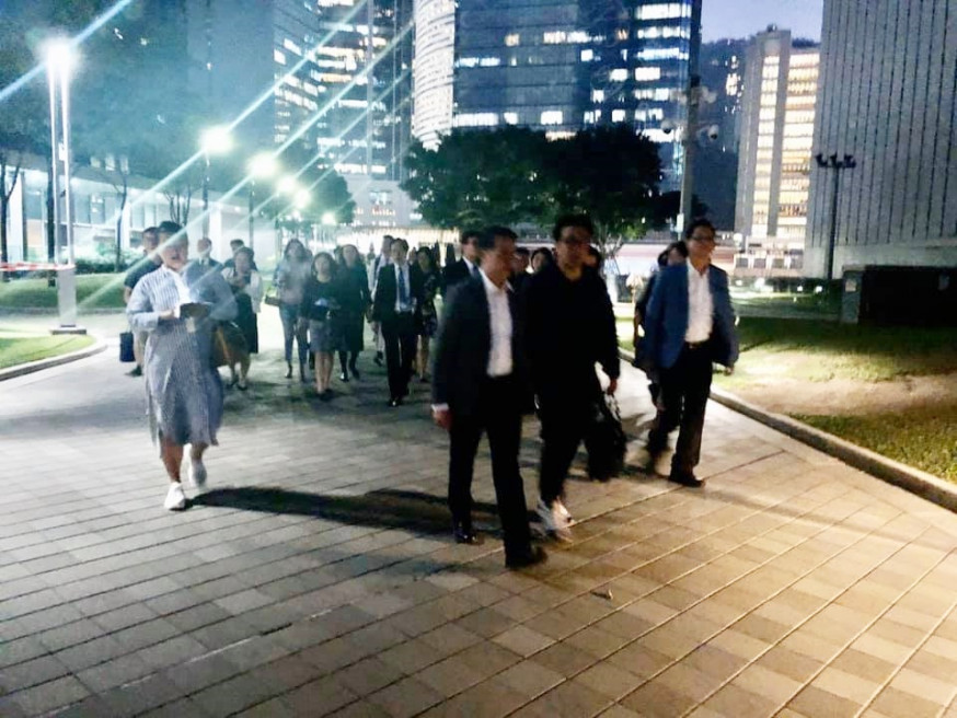 數十位中學校長正前往理工大學。葉建源FB圖片