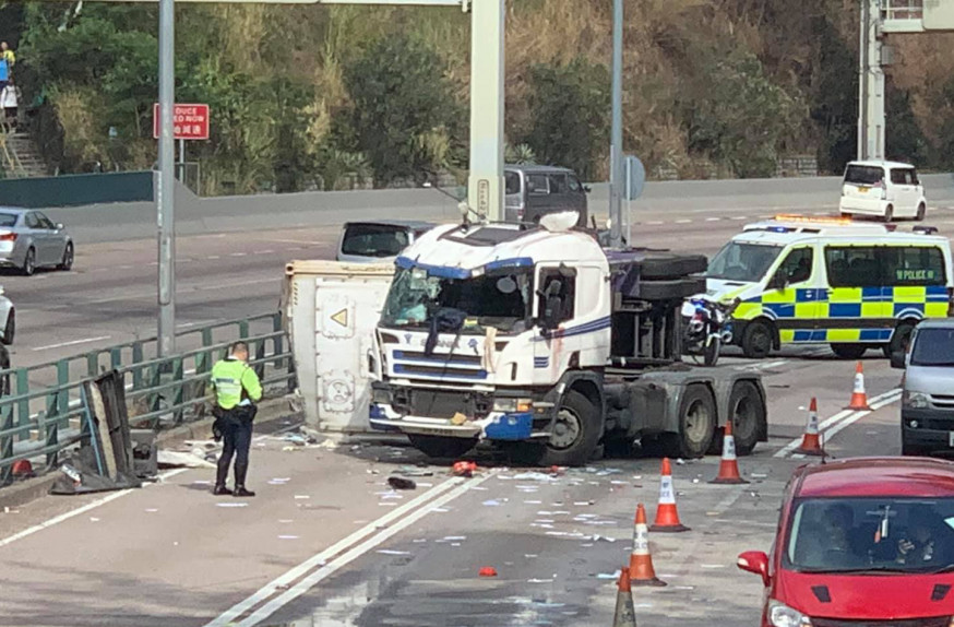 涉事貨櫃車。 香港突發事故報料區Fb圖