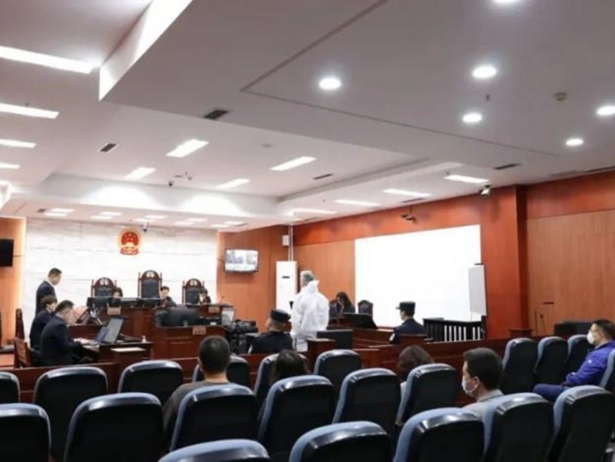 薛紀寧(白衣)被控任內收受賄絡超過4億元。網圖
