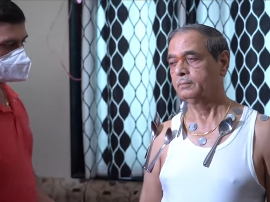 印度一名71歲男子聲稱自己打完疫苗後,身體就產生磁力。網上圖片