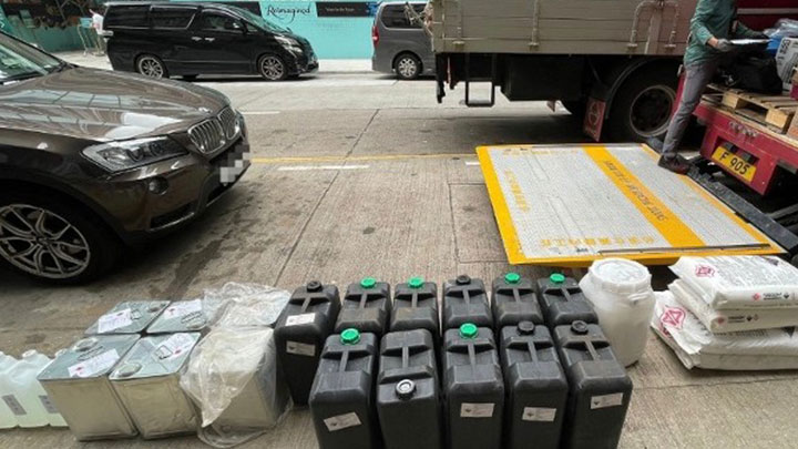 消防處人員檢走懷疑危險品。