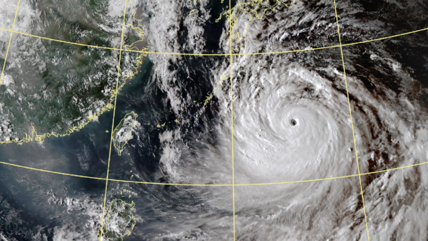 目前在台灣以東的超強颱風南瑪都環流完整而且巨大。台灣中央氣象局圖片