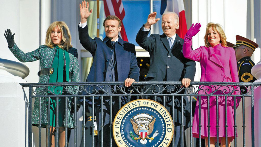 白宮周四為馬克龍舉行歡迎儀式，馬克龍伉儷與拜登伉儷站在藍廳陽台揮手致意。AP