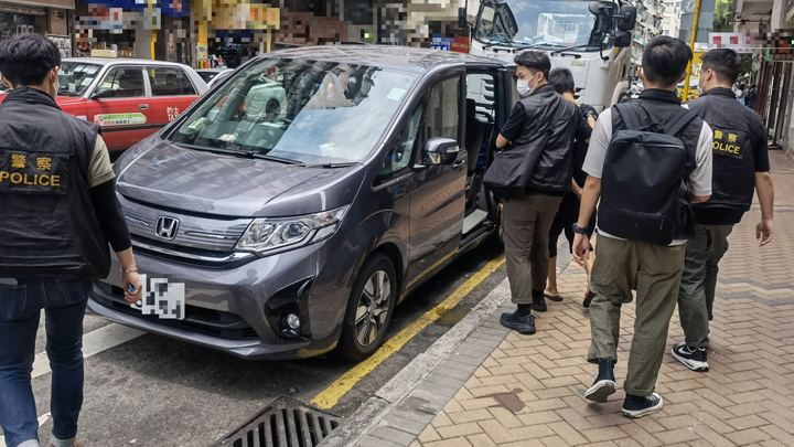 部分被捕人士遭警方帶走。