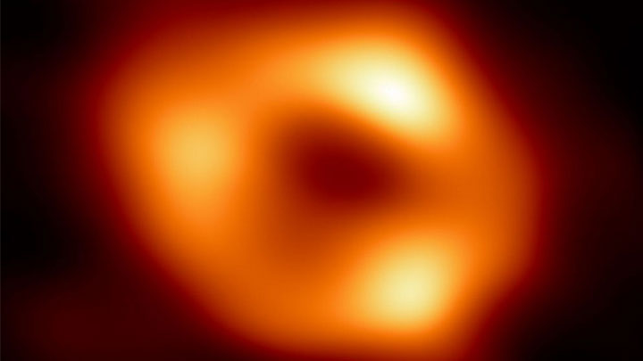 影像所顯示的其實是黑洞的「剪影」。圖片提供：事件視界望遠鏡
