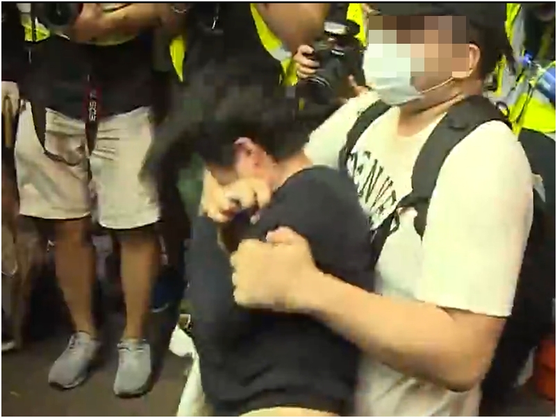 短髮女事後報警,聲稱遭示威者圍毆。無綫電視截圖