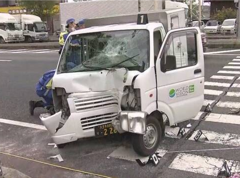日本有輕型貨車撞向幼稚園師生,傷者包括4名兩歲童。(網圖)