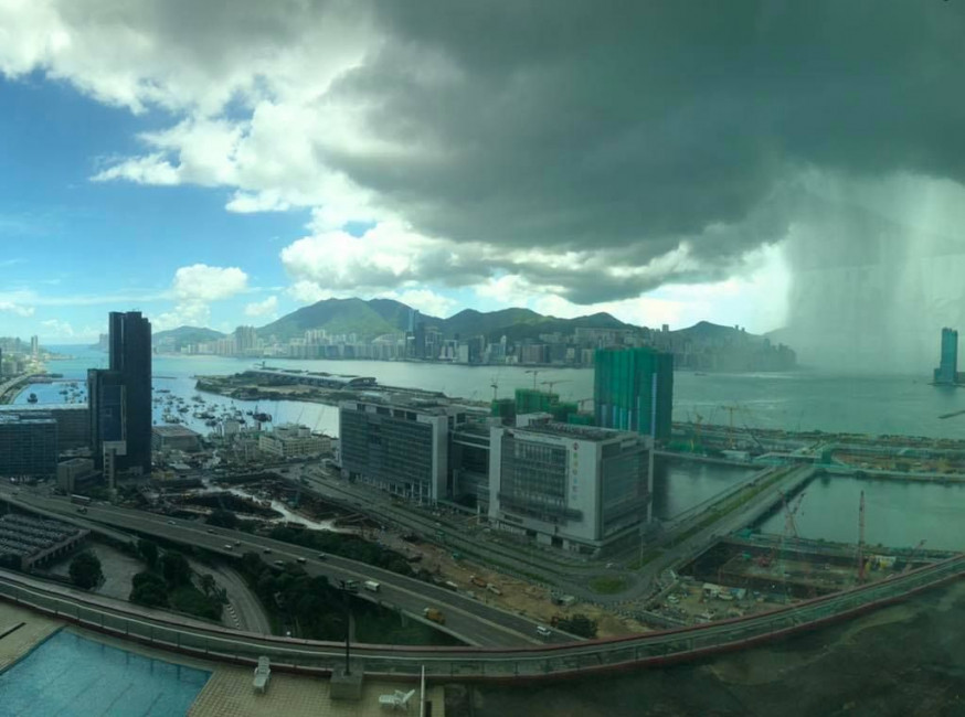 左方可看到藍天白雲,右方則烏雲密佈。黃傑龍FB圖片